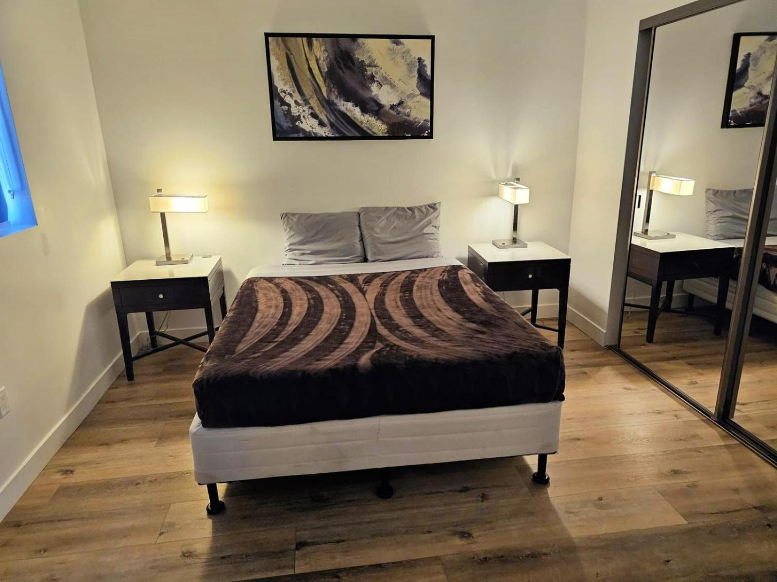 Stayspro - Hollywood Homes Minutes To Everything Spacious And Free Parking Apart-hotel
